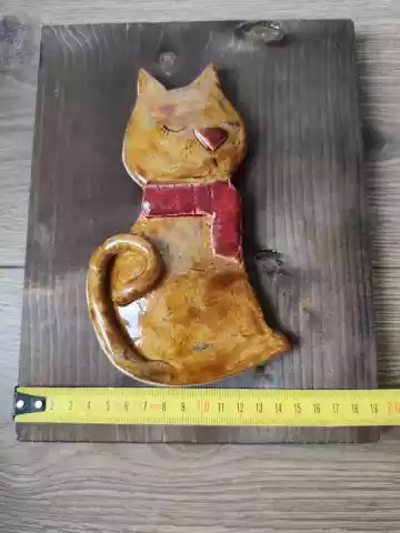 kot ceramiczny na postarzanej desce