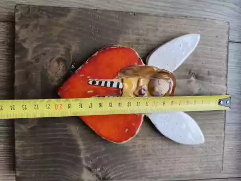aniołek ceramiczny na desce