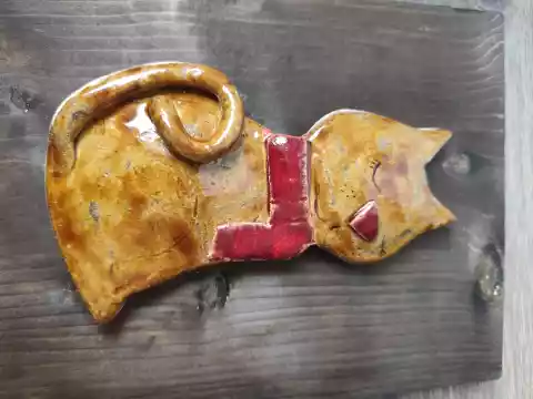 kotek ceramiczny na desce