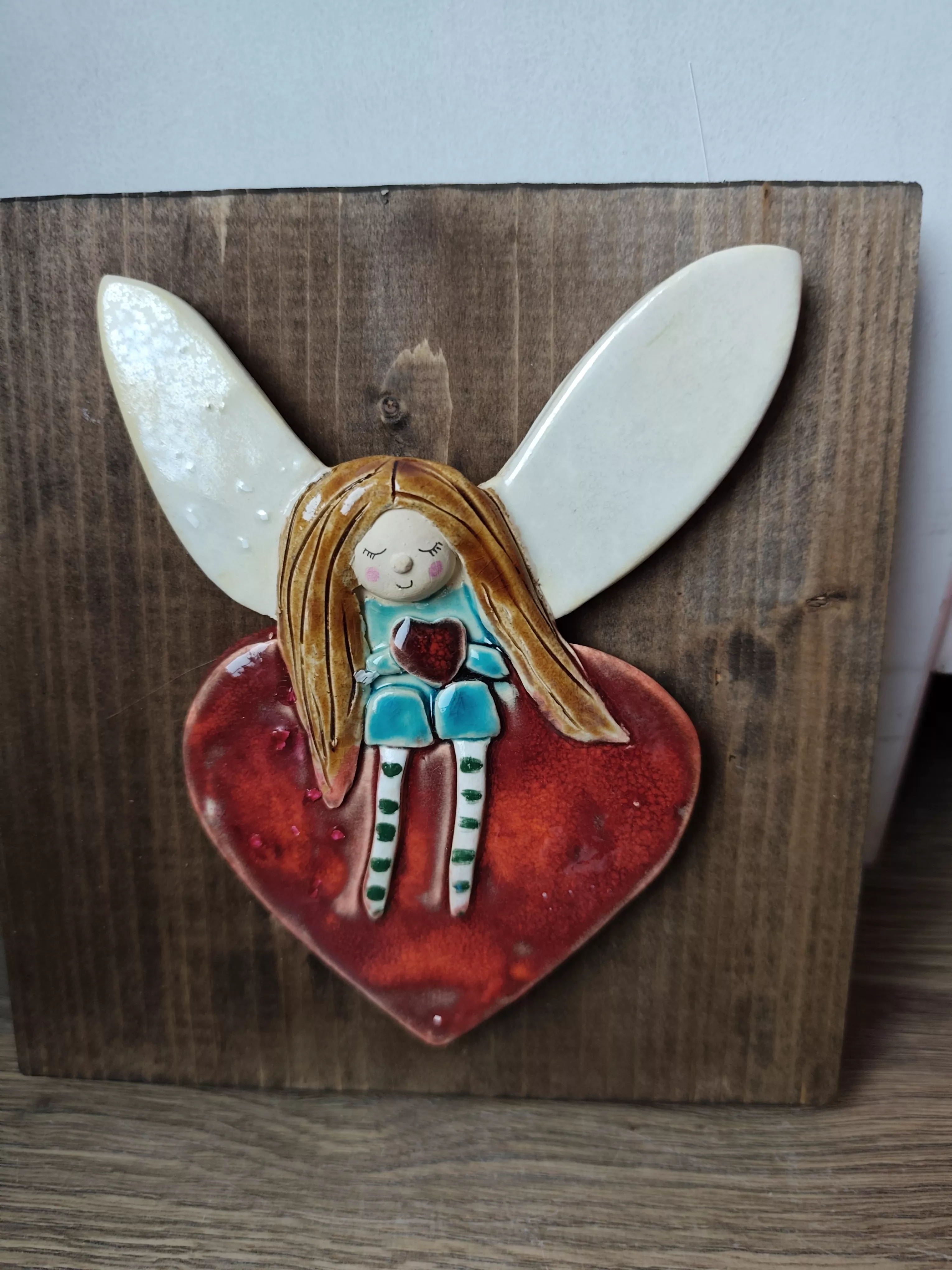 aniołek ceramiczny na desce