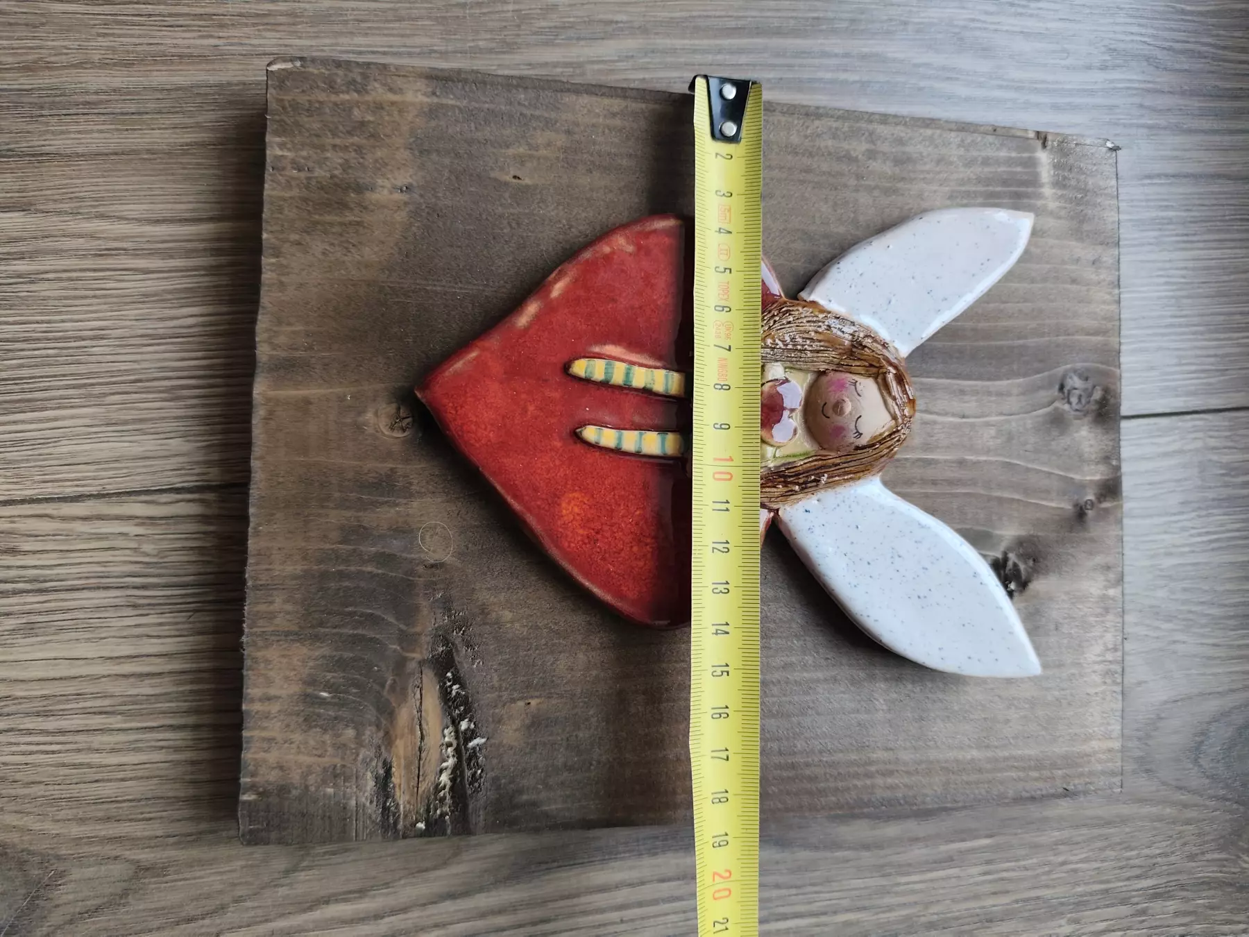 aniołek ceramiczny na desce