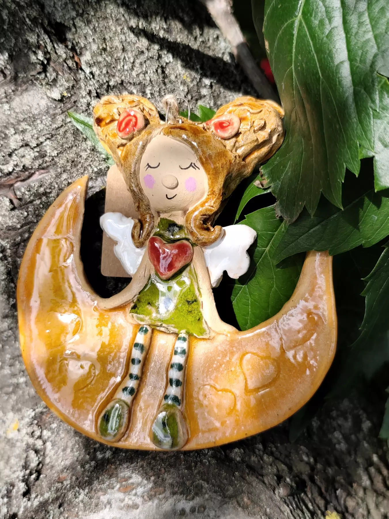 aniołek ceramiczny na księżycu