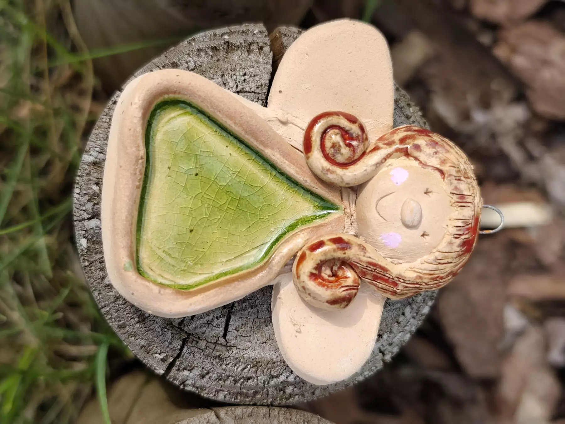 aniołek ceramiczny w kolorowej sukience