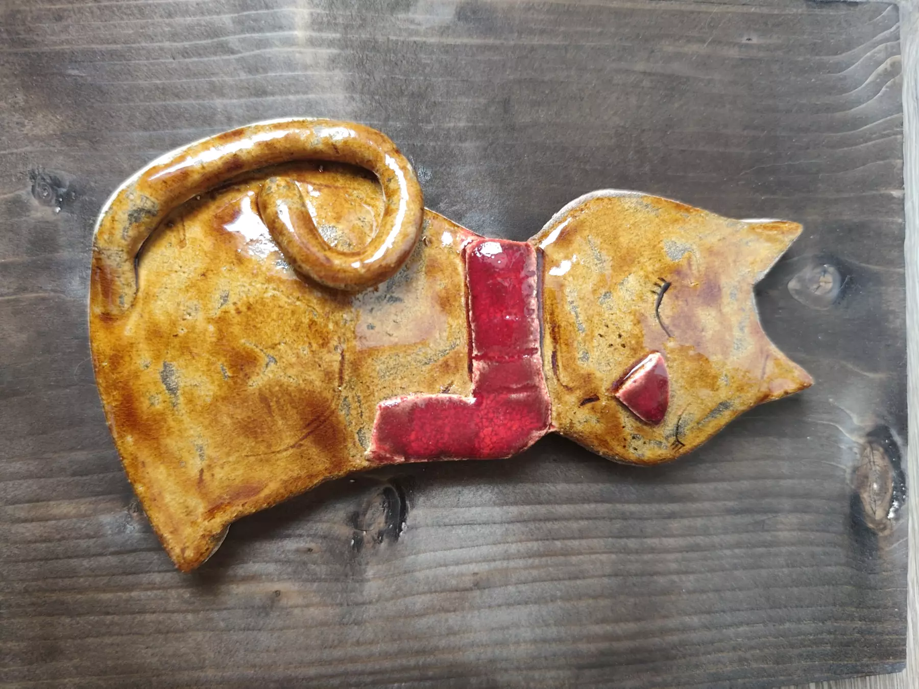 kotek ceramiczny na desce