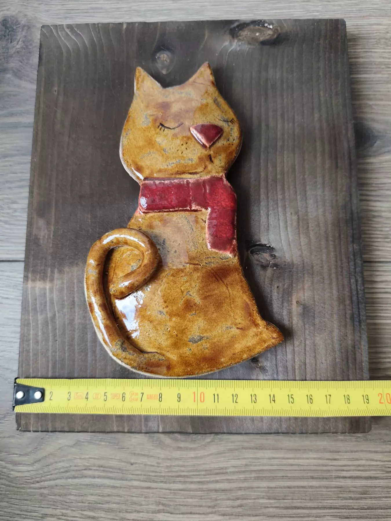 kotek ceramiczny na desce