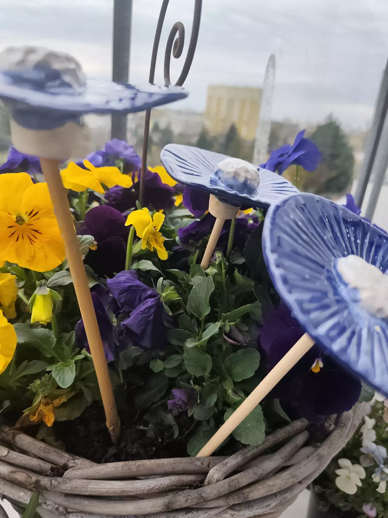 Kwiaty ceramiczne 2szt na drewnianych kijkach